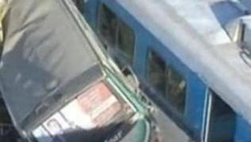 VIDEO! Autobuz spulberat de tren in Argentina: noua morti si peste 200 de raniti
