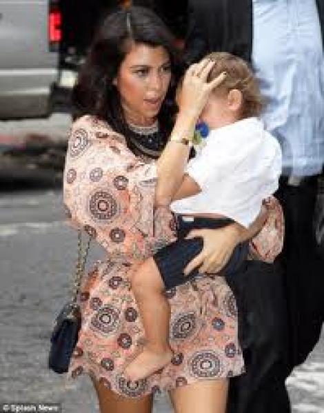 Kourtney Kardashian isi opereaza estetic fiul de numai 21 de luni