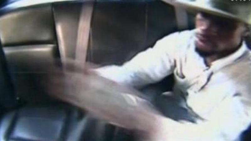 VIDEO! Evadare spectaculoasa in SUA: a scapat de catuse si a fugit din masina politiei