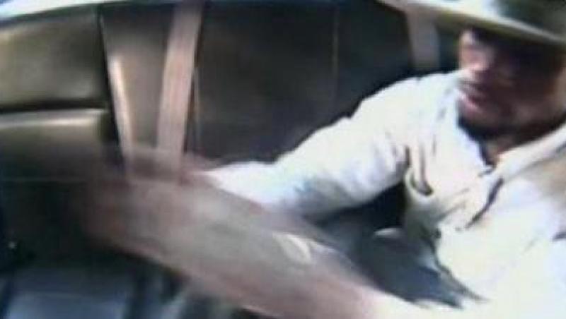 VIDEO! Evadare spectaculoasa in SUA: a scapat de catuse si a fugit din masina politiei