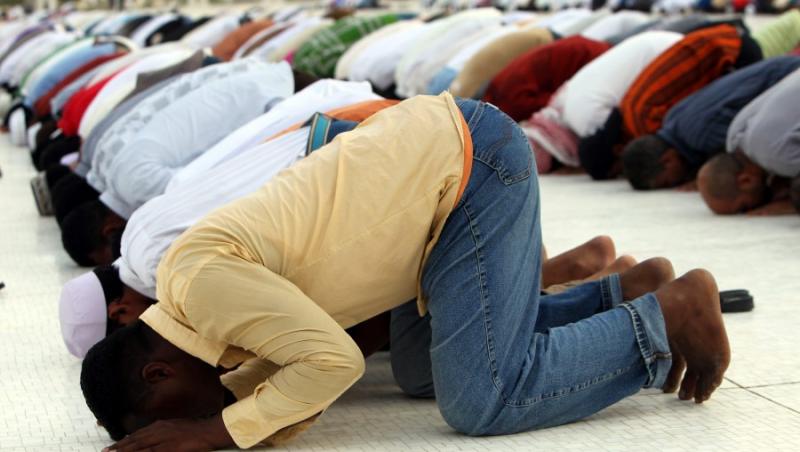 Paris: Musulmanii care se roaga pe strada, arestati
