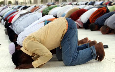 Paris: Musulmanii care se roaga pe strada, arestati