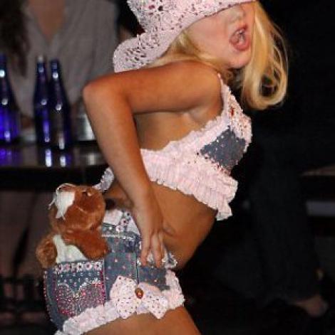 FOTO! O fetita de sase ani a dansat provocator in cadrul New York Fashion Week!
