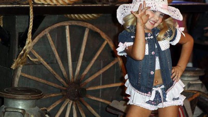 FOTO! O fetita de sase ani a dansat provocator in cadrul New York Fashion Week!