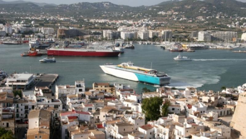Patru hoti romani au spart 23 de vile din Ibiza. Printre pagubiti, fostul fotbalist Patrick Kluivert