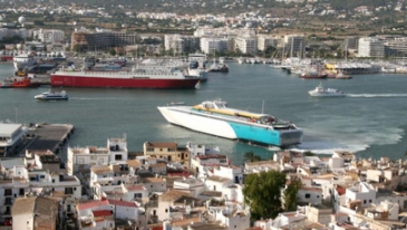 Patru hoti romani au spart 23 de vile din Ibiza. Printre pagubiti, fostul fotbalist Patrick Kluivert