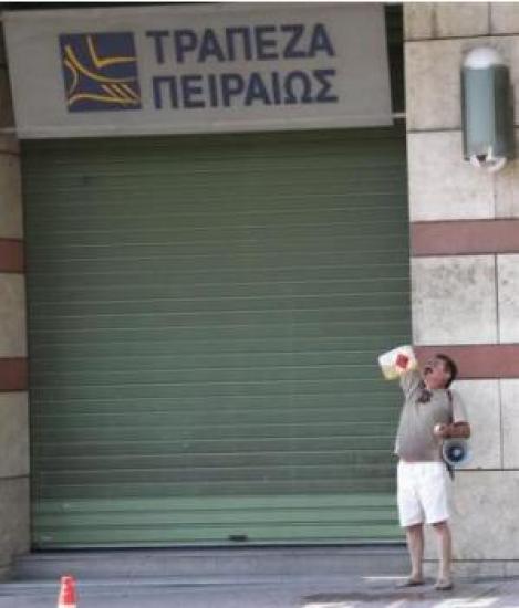 FOTO! Un grec si-a dat foc in fata bancii, din cauza ca nu a obtinut renegocierea ratelor