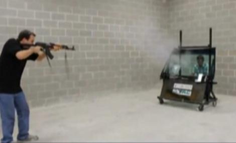 Un american a reusit sa evite gloantele unui AK-47!