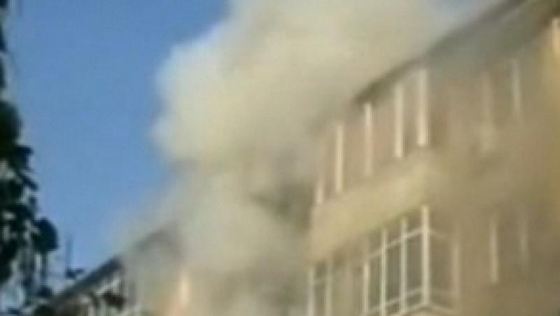 Incendiu la un bloc din Drobeta Turnu Severin: Mai multe persoane au avut nevoie de ingrijiri medicale