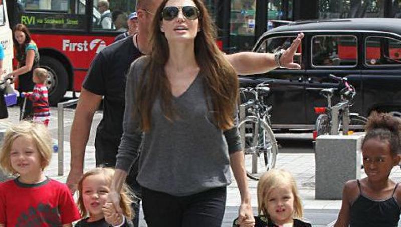 Angelina Jolie le-a cumparat copiilor haine in valoare de 1.300£