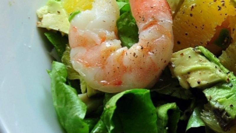 Reteta zilei: salata cu creveti si dressing de avocado
