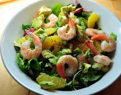 Reteta zilei: salata cu creveti si dressing de avocado