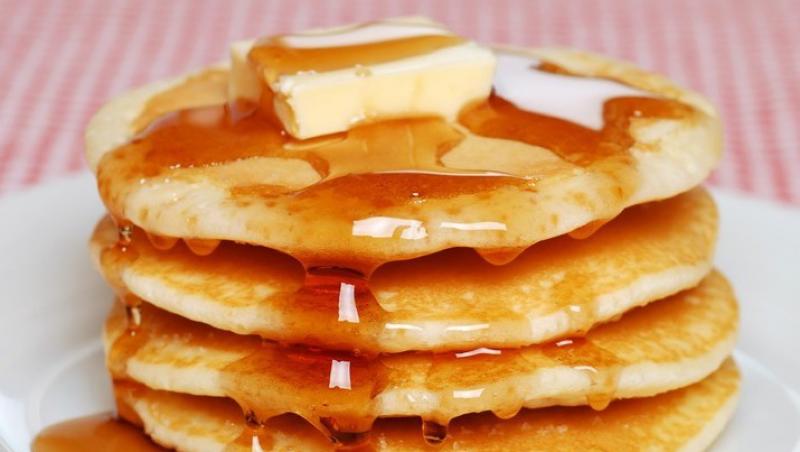 Idee pentru micul dejun: pancakes pufoase cu lapte batut