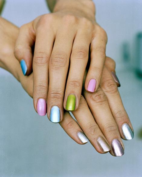 5 culori care nu trebuie sa lipseasca de pe unghiile tale in acest sezon!