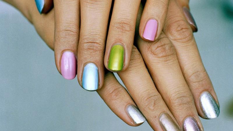 5 culori care nu trebuie sa lipseasca de pe unghiile tale in acest sezon!