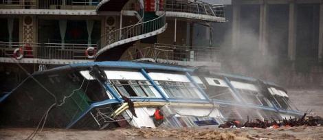 VIDEO! China: Un vas-restaurant s-a rasturnat in urma inundatiilor