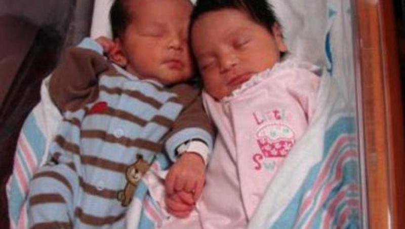 Bebelusi miraculosi: O femeie cu doua utere a nascut gemeni diferiti!