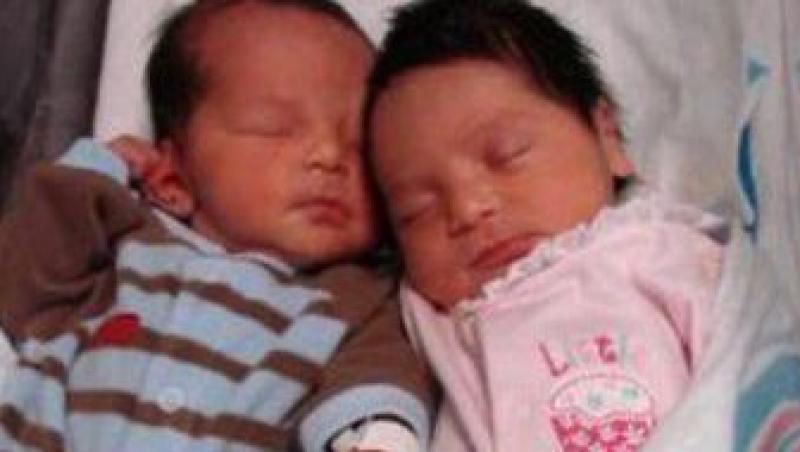 Bebelusi miraculosi: O femeie cu doua utere a nascut gemeni diferiti!