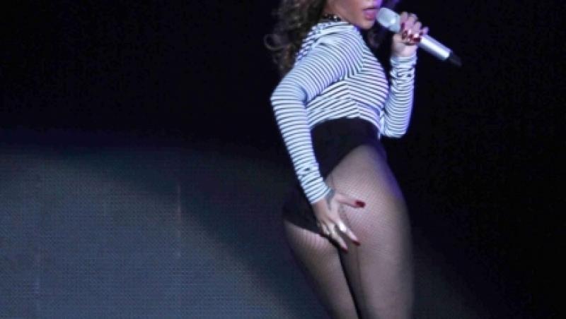 FOTO! Rihanna, extrem de decoltata intre picioare