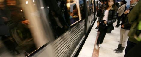 O femeie s-a aruncat in fata metroului, la Piata Victoriei
