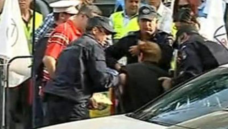 VIDEO! Femeie lovita de masina la protestul din fata Ministerului Muncii