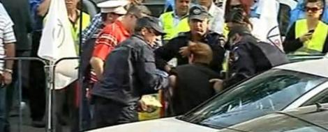 VIDEO! Femeie lovita de masina la protestul din fata Ministerului Muncii