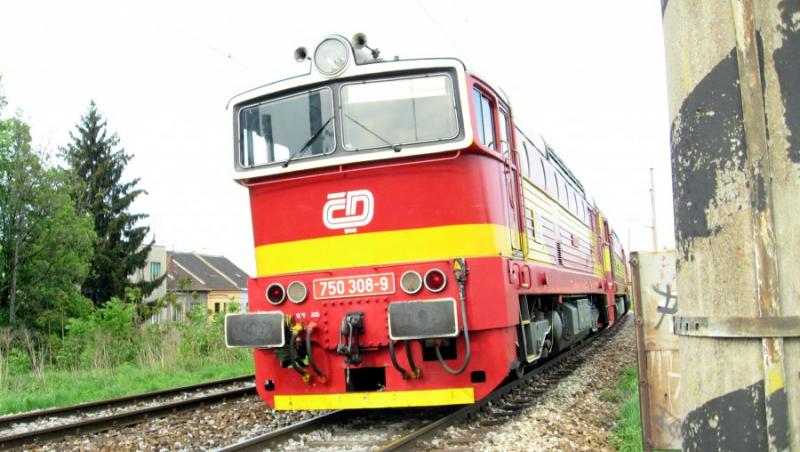 Orastie: Locomotiva unui tren rapid a luat foc la intrarea in gara