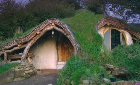 Un barbat din Marea Britanie si-a construit o casa de hobbit!