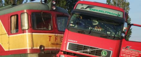 Accident feroviar la Miercurea Ciuc: Un tren a lovit un TIR blocat pe sine