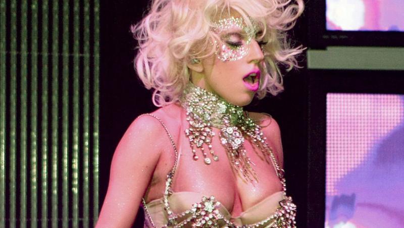 FOTO! Lady Gaga a facut strip-tease in tinerete. Vezi ce alte vedete au avut aceasta indeletnicire!