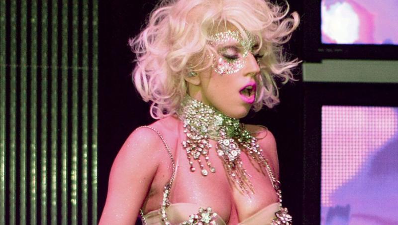 FOTO! Lady Gaga a facut strip-tease in tinerete. Vezi ce alte vedete au avut aceasta indeletnicire!