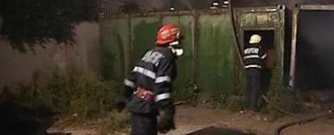 Momente de panica pentru locatarii unui bloc din Bucuresti. Doua baraci abandonate au luat foc