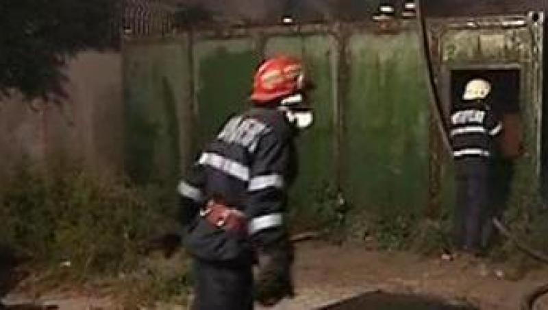Momente de panica pentru locatarii unui bloc din Bucuresti. Doua baraci abandonate au luat foc