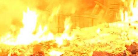 VIDEO! Un incendiu puternic a mistuit o fabrica dezafectata din Bacau