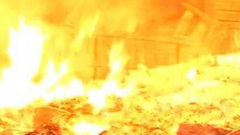 VIDEO! Un incendiu puternic a mistuit o fabrica dezafectata din Bacau