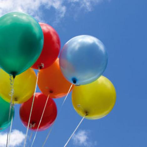 VIDEO! Ingenios: Si-a pus CV-ul in baloane cu heliu, ca sa-si gaseasca un loc de munca