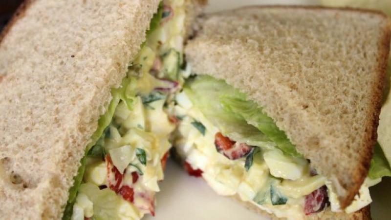 Reteta zilei: Sandvis cu salata de ou