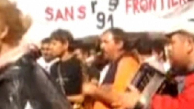 VIDEO! Romii protesteaza cu acordeonul in Paris: Educatie fara frontiere si demnitate