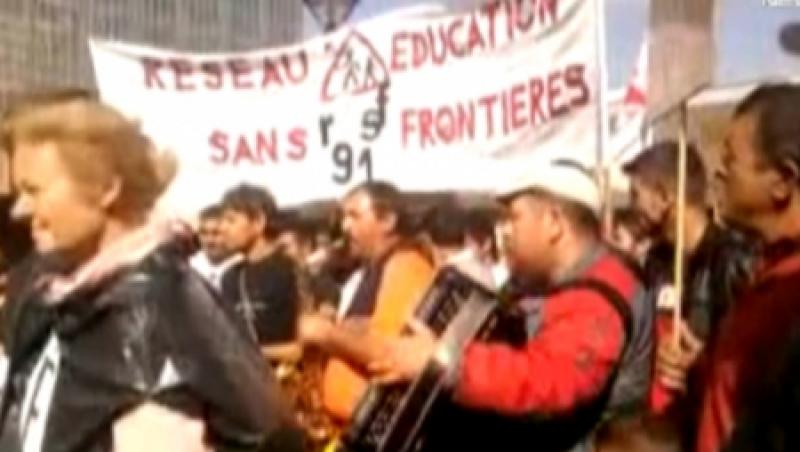 VIDEO! Romii protesteaza cu acordeonul in Paris: Educatie fara frontiere si demnitate