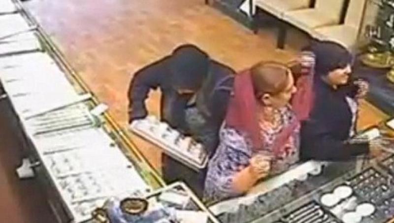 VIDEO! Anglia: Trei romance, surprinse in timp ce jefuiau un magazin de bijuterii. Prejudiciul se ridica la 54 000 de lire sterline