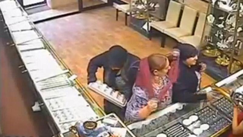 VIDEO! Anglia: Trei romance, surprinse in timp ce jefuiau un magazin de bijuterii. Prejudiciul se ridica la 54 000 de lire sterline