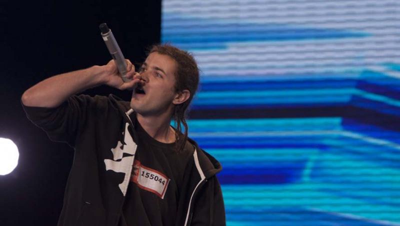 X Factor: La 22 de ani creste albine si canta RAP