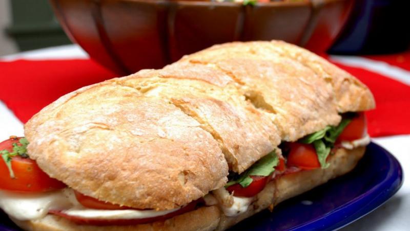 Reteta zilei: sandvis italian cu mozzarella si rosii uscate