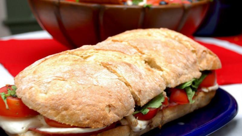 Reteta zilei: sandvis italian cu mozzarella si rosii uscate
