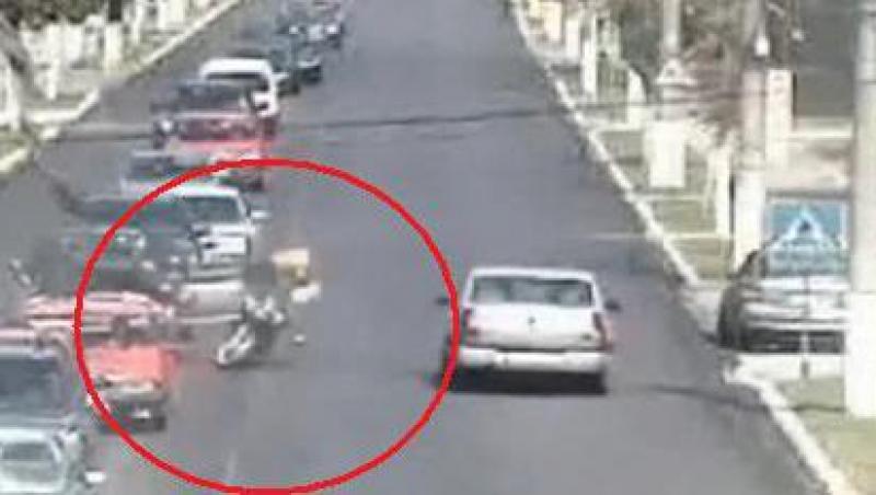VIDEO! Un motociclist a fentat moartea pe DN1, dupa ce s-a lovit de portiera unei masini
