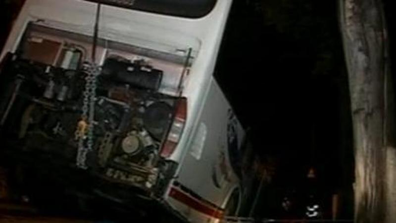 VIDEO! Un autocar si o masina de politie, scufundate pe o strada din Iasi