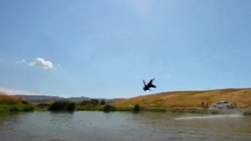 VIDEO! Zboruri de 40 de metri cu aterizare in lac in statul american Utah