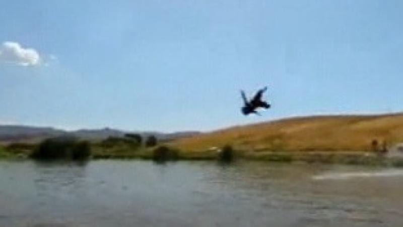 VIDEO! Zboruri de 40 de metri cu aterizare in lac in statul american Utah