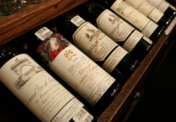 Romanii cumpara anual bauturi alcoolice si mancaruri de lux in valoare de 25 milioane de euro