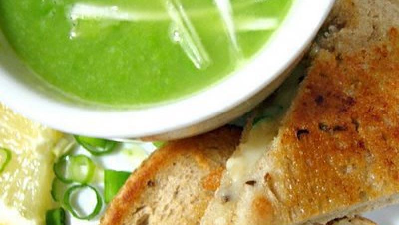 Reteta: Supa de mazare si panini cu branza